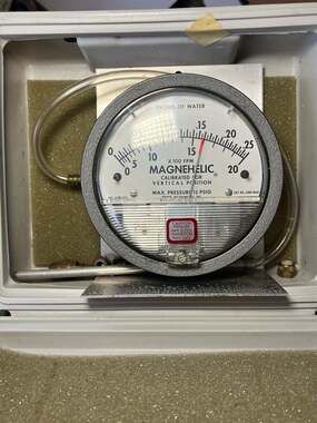 Dwyer Magnehelic Differential Pressure Gauge Cat. No. 2000-00AV